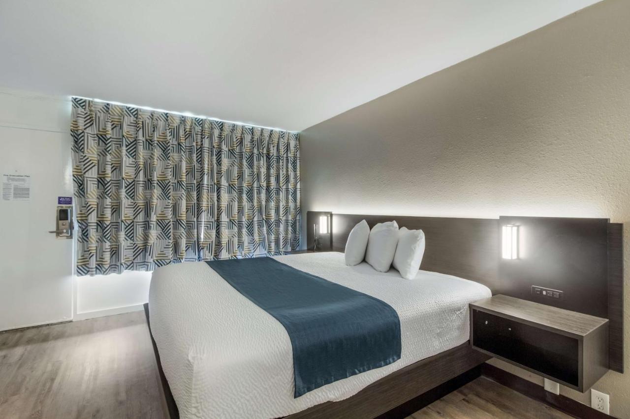 Motel 6 Groves, Tx Екстериор снимка