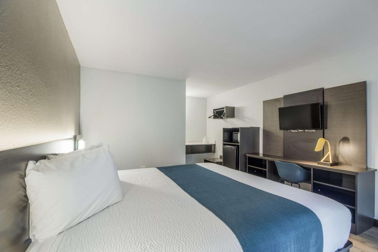 Motel 6 Groves, Tx Екстериор снимка