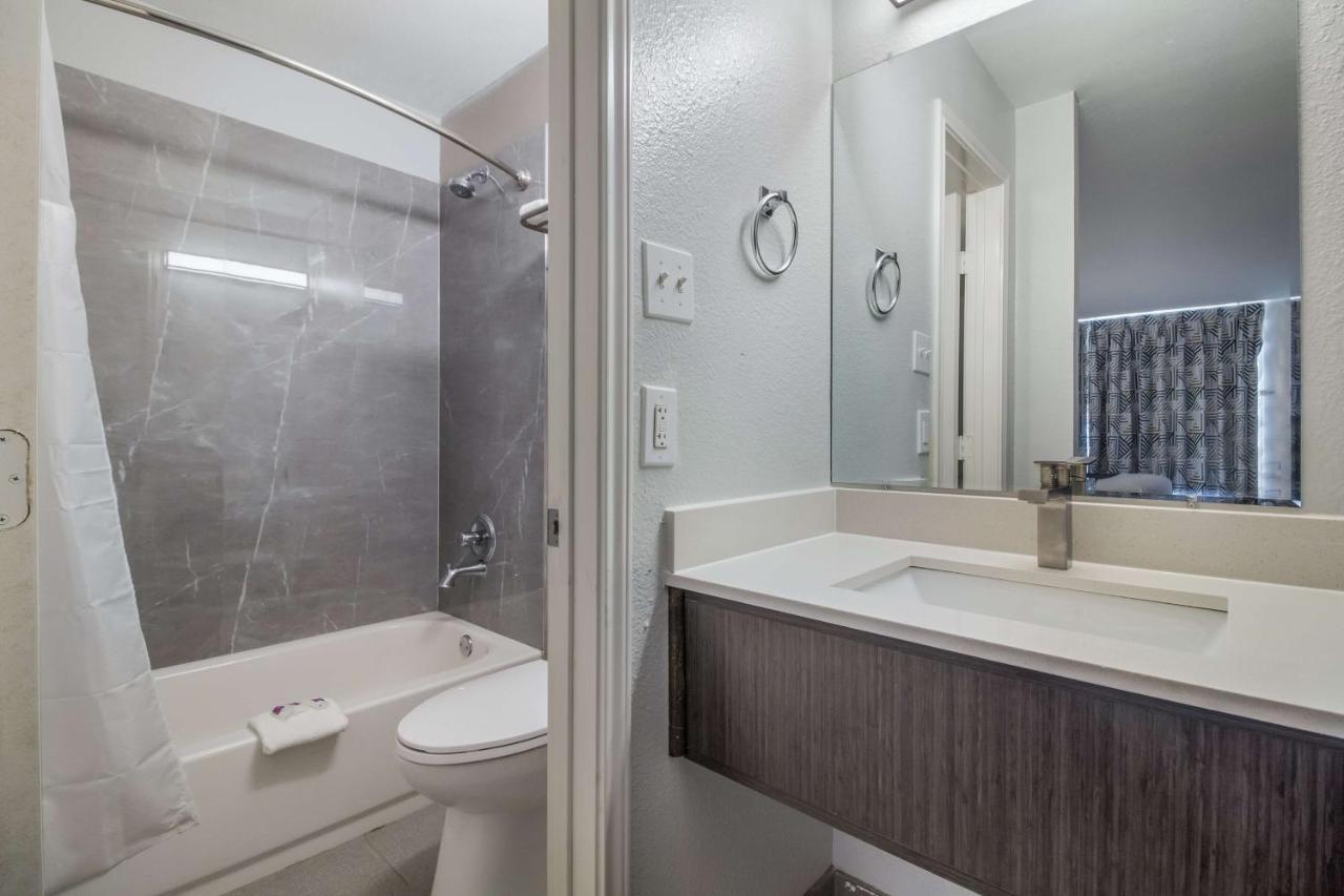 Motel 6 Groves, Tx Екстериор снимка